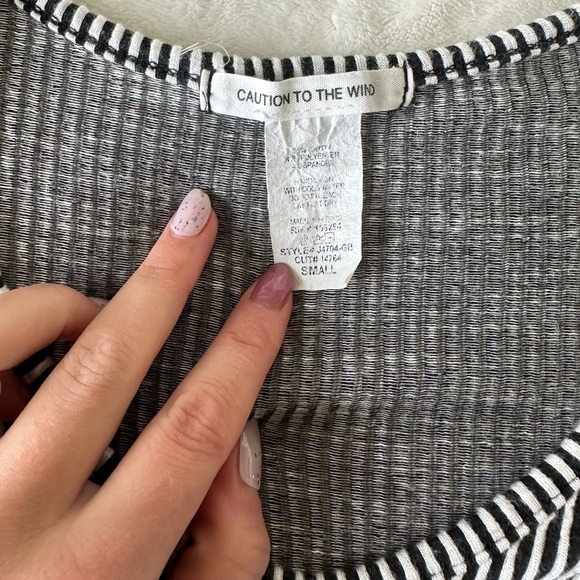 3/$20 Small soft top, slightly cropped - Picture 4 of 4